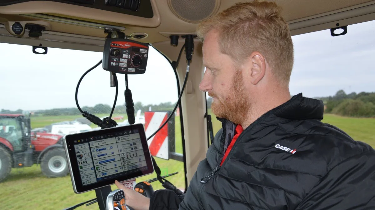 - Den nye model leveres med en AFS Pro 1200 HD-touchskærm, og den kan langt mere end i de tidligere modeller. Det er en Android-baseret skærm, hvor man kan skræddersy sin helt egen brugerprofil, forklarede Field produktspecialist Heine Slyk.