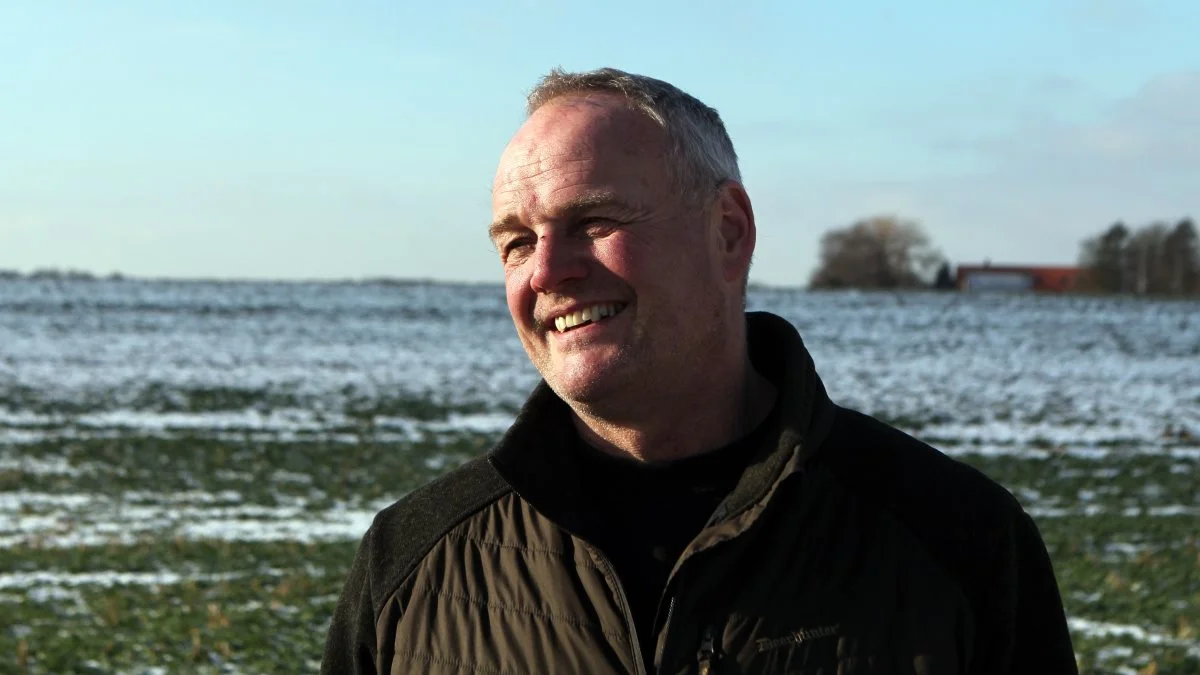 Lars Palle, der er landmand ved Holbæk, fastholder en poltianmeldelse, som blev indgivet i vinter mod Holbæk Kommune. Foto: Lasse Ege Pedersen