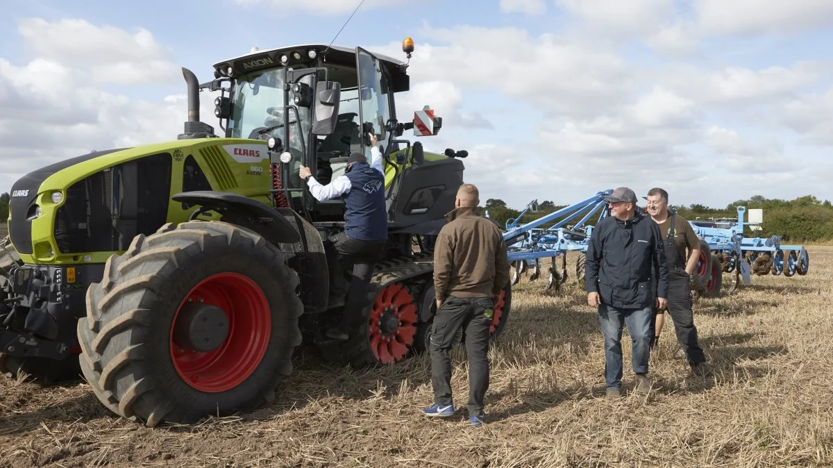 Torsdagens markdemonstration rykker Ringe Maskinforretning indendørs på grund af den megen nedbør i denne uge. Billedet er fra det tilsvarende arrangement sidste år, der foregik i det flotteste sensommervejr. Foto: Erik Hansen