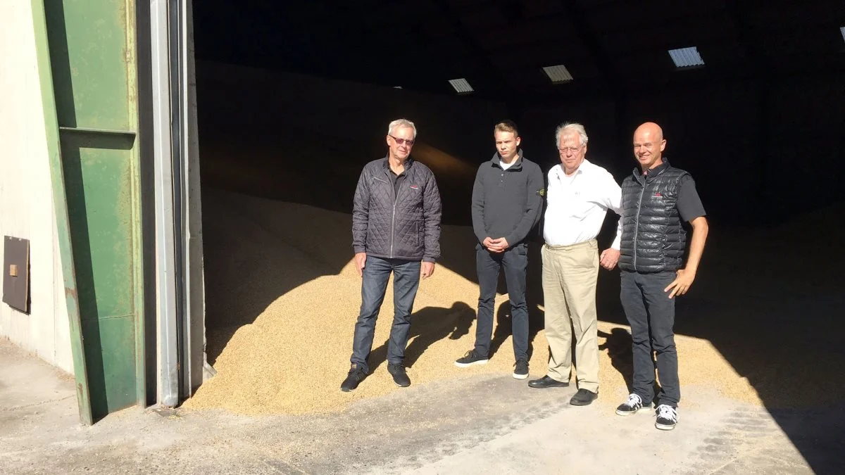 I 2017 overtog Overgaard Agro Køge Korns lagerhal med plads til 10.000 tons korn på havnen i Køge, men Ole Erlandsen fortsatte med at modtage kornet på vegne af Overgaard Agro. Her ses han som nummer tre fra venstre sammen med Kim Flindt, Jacob Erlandsen og Ejvind Andersen, Overgaard Agro.