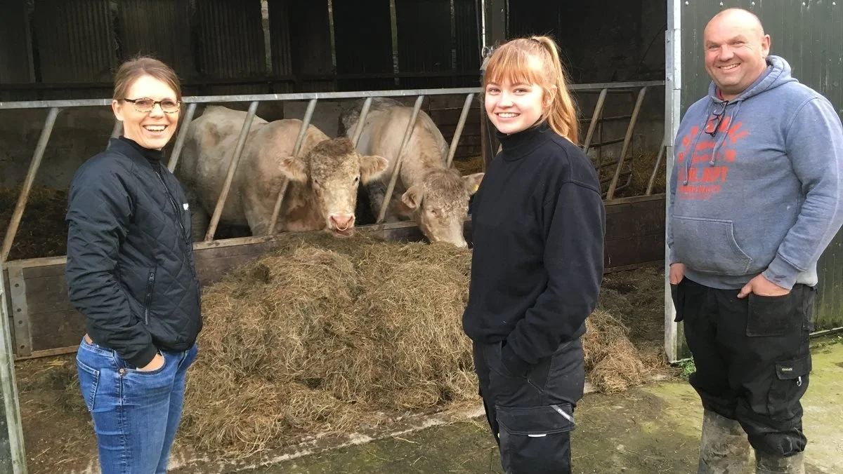 Julie (EUX-elev fra Dalum Landbrugsskole) i Irland og Mie H. Vesterager (tv) ser her med irsk praktikvært. Foto: Dalum Landbrugsskole