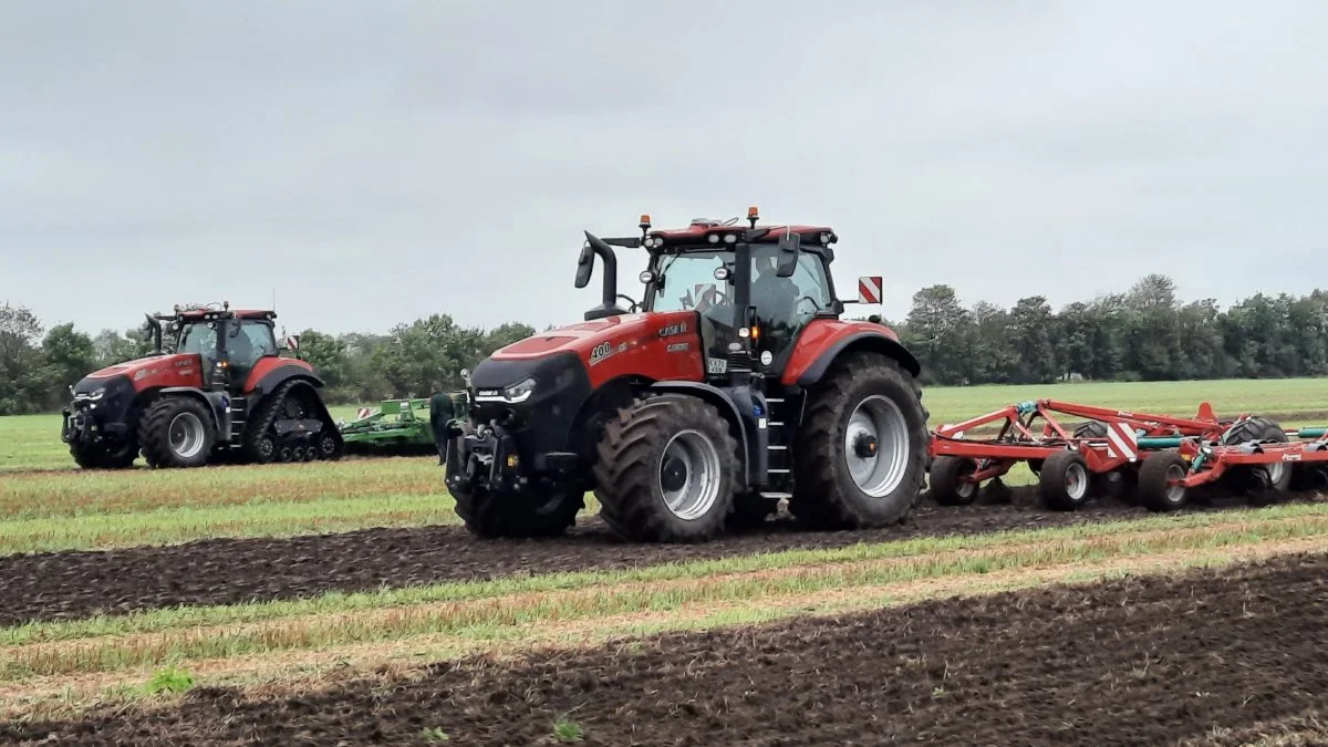 Case-IH-traktorer med og uden bælter i aktion i marken. Foto: John Ankersen