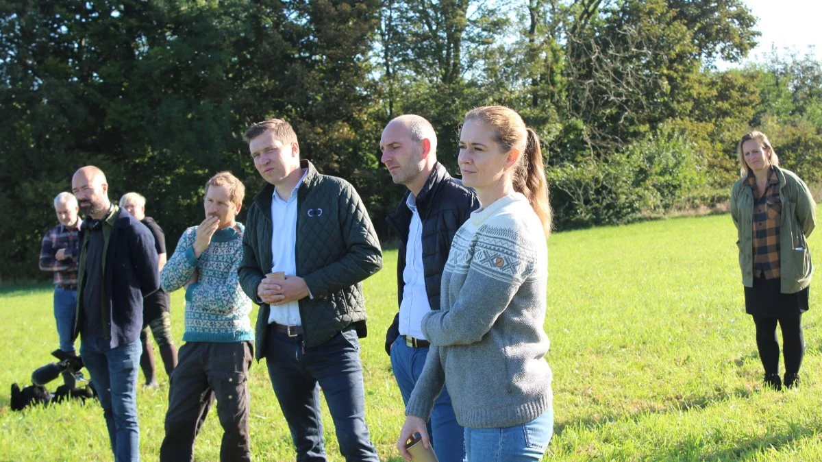 Der var markvandring i naturområdet ved jordfordelingsprojektet As Vig, hvor både Maria Reumert Gjerding og Søren Søndergaard fik fortalt om projektet. Ved siden af Søren Søndergaard, havde også DR-profilen Frank Erichsen, kendt fra programmet ”Bonderøven” og siden kendt fra naturprogrammer – fundet vej til As Vig, hvor han efter besøget skulle optage til tv. Foto: John Ankersen