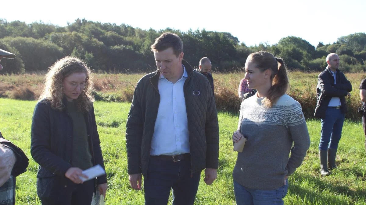 Maria Reumert Gjerding og Søren Søndergaard fik masser af information om jordfordelingsprojektet, og ikke mindst de mange udfordringer, som lodsejere og kommune har mødt undervejs. Foto: John Ankersen