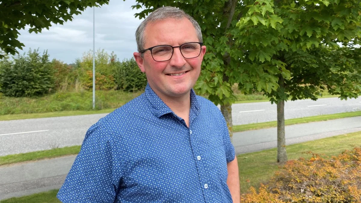- Så længe vi virker troværdige, og vi kan stå inde for alt det, vi lægger op, så tror jeg bestemt, at det gavner os i den sidste ende – og det kan være med til, at den enkelte elev vælger os. Sådan siger mælkeproducent Mogens Hjort Jensen, Djursland. Foto: Djursland Landboforening