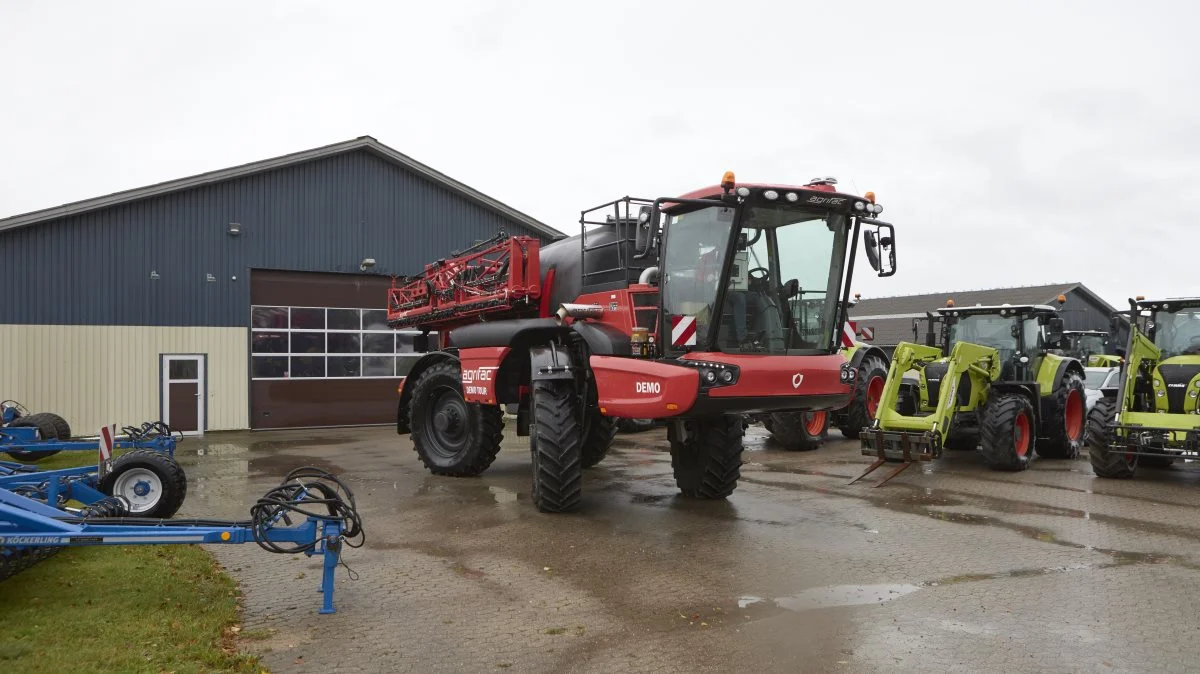 I forbindelse med demo-dagen hos Ringe Maskinforretning, som på grund af regn var rykket til en udstillingshal, blev forhandlingen af den hollandske Agrifac-sprøjte præsenteret. Foto: Erik Hansen      