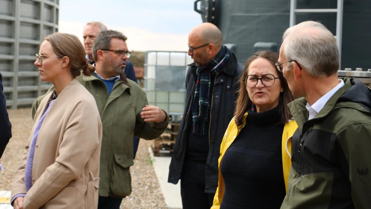 Grøn omstilling og grønne løsninger var på dagsordenen, da miljøminister Lea Wermelin og fødevareminister Rasmus Prehn sammen med Folketingets Miljø- og Fødevareudvalg blev vist rundt på Grauballegaard Biogas.