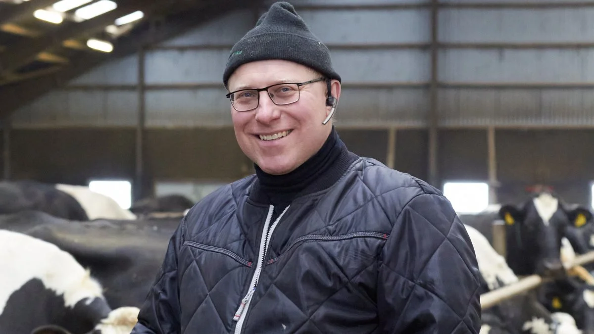 Peter Niss, mælkeproducent ved Nibe i Nordjylland, er i første omgang glad for, at der er indgået et bredt forlig. Alligevel kan han ikke lade være med at bekymre sig lidt over, hvad aftalen kommer til at indebære for ham. Arkivfoto: Tenna Bang