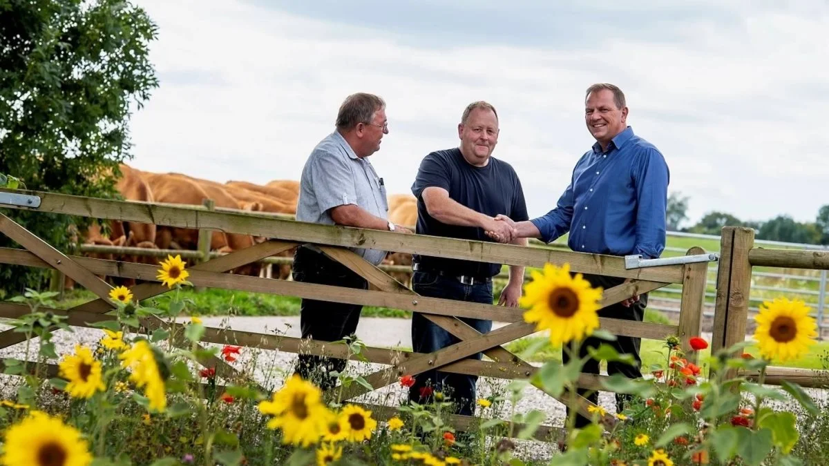 Formanden for Dansk Kødkvæg, Per Lynge Laursen (i midten), bliver den første leverandør, der laver kontrakt med Friland Naturpleje. Han ses her sammen med bestyrelsesmedlem i Danish Crown Beef og næstformand for Danish Crown Beefs kreaturleverandører, Jørgen Larsen (tv.) og Finn Klostermann, CEO i Danish Crown Beef. Foto: Danish Crown