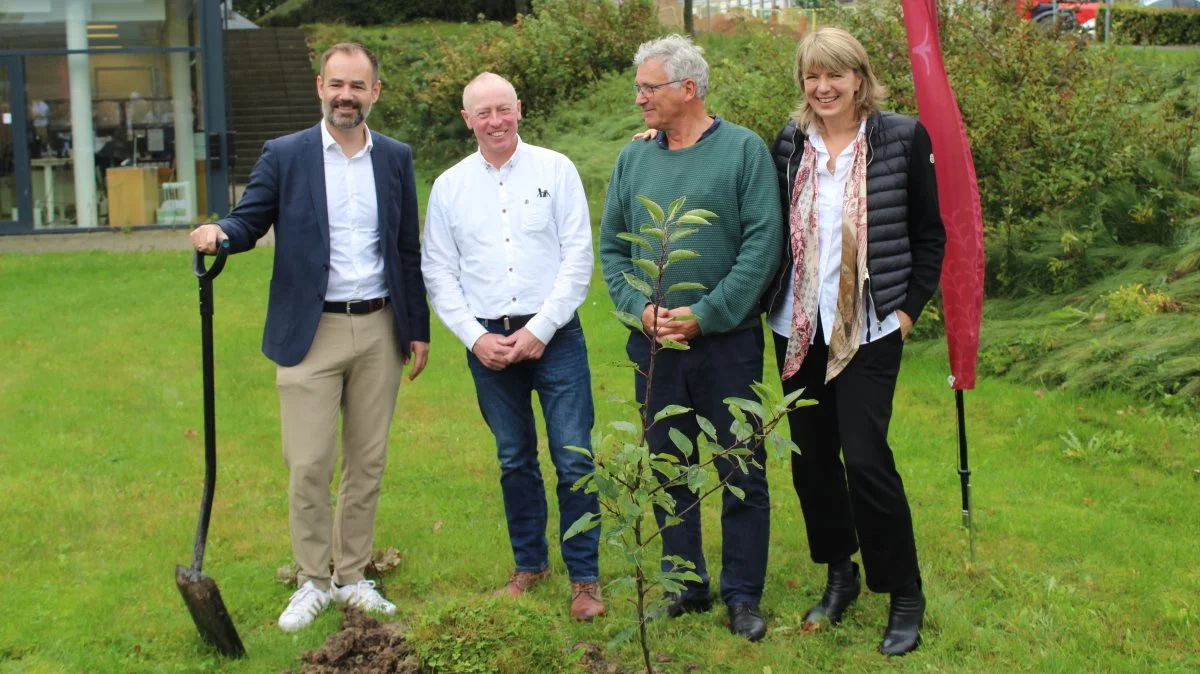Feststemning og godt humør over den officielle åbning af Innovationscenter for Økologisk Landbrug. Fra venstre: borgmester i Aarhus, Jacob Bundsgaard, Hans Erik Jørgensen, der er økologisk landmand og formand for Økologisektionen i Landbrug 