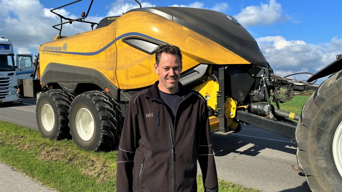 Den nye New Holland BigBaler 1290 High Density-presser er udstyret med den prisvindende SmartShift-gearkassen. - Det er en stor fordel ved New Holland BigBaler-presseren, at den er nem at starte på grund af svinghjulet, der fungerer rigtigt godt. Svinghjulet kører en halv gang hurtigere end PTO'en, og når presseren kører, så mærker jeg ikke stempelslagene. Det er virkeligt behageligt at køre med, forklarer Brian Jensen, Gadstrup på Sjælland. Foto: Per Jørgensen