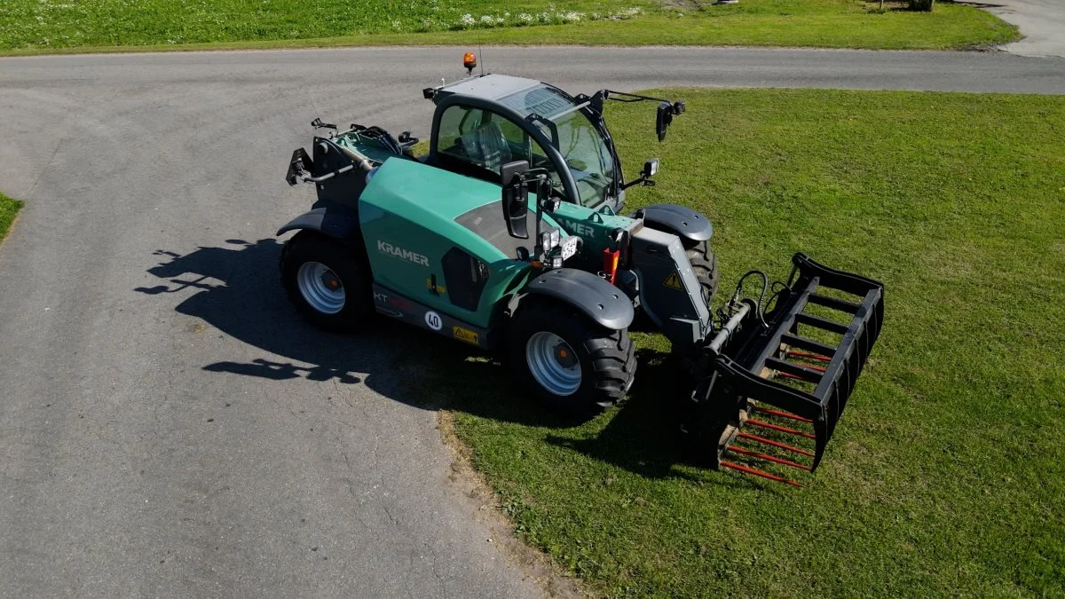 - Vi kan læsse halmen meget hurtigere, fordi den kan vende rundt på en tallerken, siger Anders Overgaard. Foto: Semler Agro