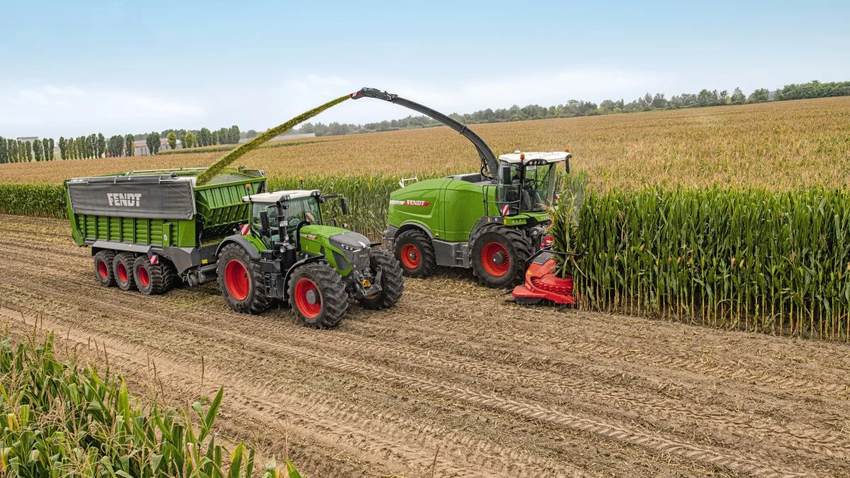 Fendt Katana 650 er stort set en helt ny finsnitter monteret med en 15,6 liter Mercedes MTU BR 1500, Stage 5-motor med en motoreffekt på 650 hk. Fendt har redesignet stort set alt omkring afgrødernes vej fra redskabsophæng, kontursnitter, snittecylindre, corncracker og hele vejen til udblæsningstuden og dens kamera og lys, der automatisk følger tudens bevægelser.