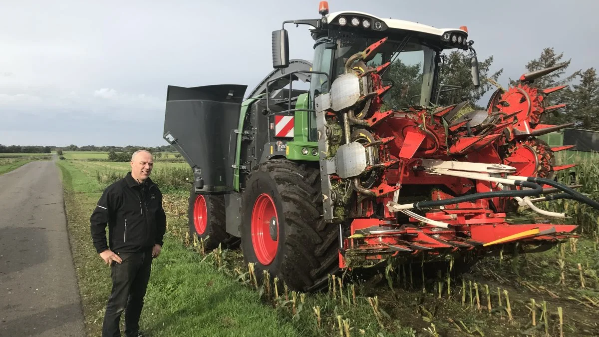 - Den nye Fendt Katana 650 er udstyret med en større corncracker, der er tungere, og tuden er gjort både bredere og dybere, så maskinen nemmere kan komme af med majs, græs og andet materiale. Også driftssikkerheden er optimeret via nyt design omkring sugekurven, stærkere bagaksel, forbedrede ophæng og flere andre tiltag, siger produktekspert Gert Jensen fra TBS Maskinpower.