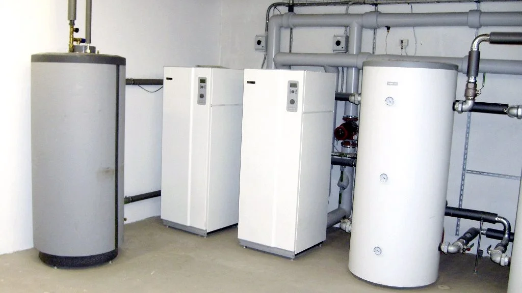 Danish Crown Ejerservice vil på webinaret på mandag fokusere på de miljøteknologier, der er til rådighed i dag. Her ses et 120 kW-jordvarmeanlæg monteret i en stald med gyllekøling. Arkivfoto