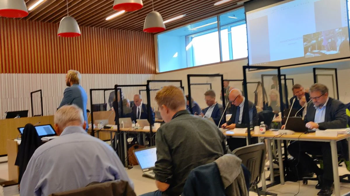 Over 20 advokater, som er bisiddere for de parter, som skal afhøres, følger med i forhøringerne i Minkkommissionen. 