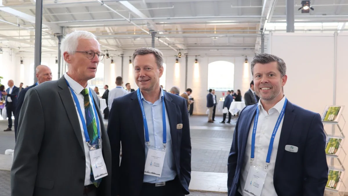 Asbjørn Børsting taler med Kristian Hundebøll og Jesper Pagh fra DLG-ledelsen.