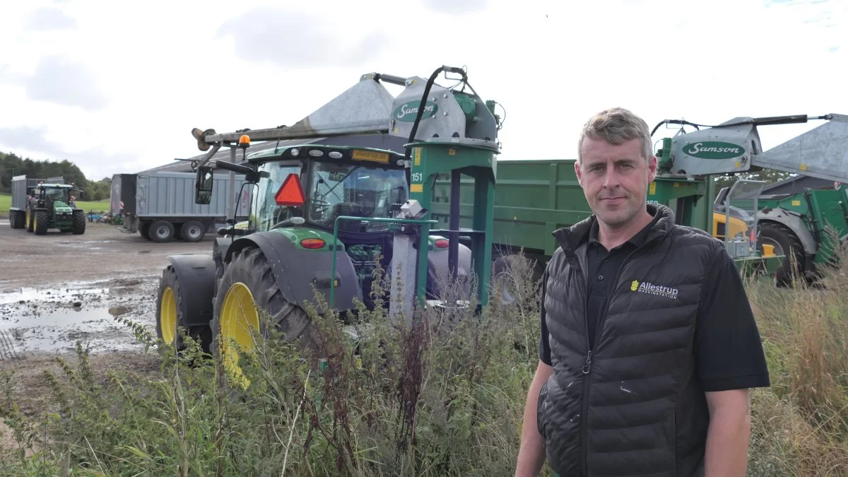 En dårlig begyndelse kunne ikke knække majsudbyttet i år. - Vi begyndte for en uge siden og folk har ikke engang travlt med at få snittet, for majsen gror endnu, siger Henrik Nielsen, Allestrup Maskinstation. Fotos: Bøje Østerlund