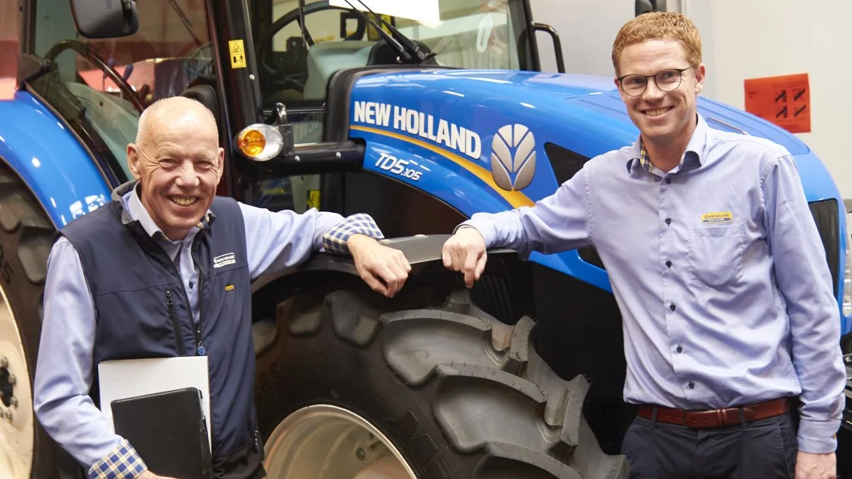 Jens (tv.) og Peter Andersen viste en populær New Holland-traktor frem på standen ved Farmas. Foto: Tenna Bang