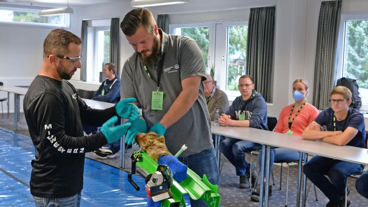 Klovene og behandlingen af dem var i fokus ved weekendens klovkonference i Billund. Her er det Aaron Lavoy, klovbeskærerinstruktør fra Wisconsin USA, der forklarer deltagerne om klovbeskæringsteknikker.