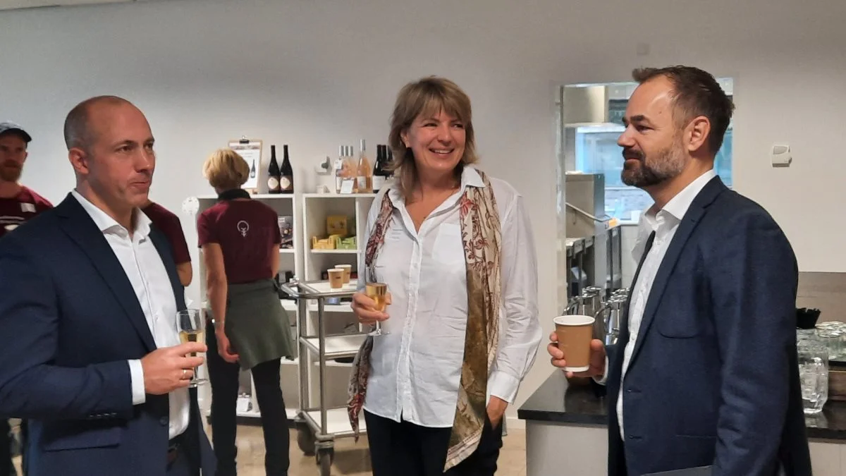 Fra venstre: Næstformand for bestyrelsen i Innovationscenter for Økologisk Landbrug, Brian Fruergaard Roed, bestyrelsesformand samme sted, Helle Borup Friberg og borgmester i Aarhus Kommune, Jacob Bundsgaard, fik sig en snak om det nye center. Foto: John Ankersen