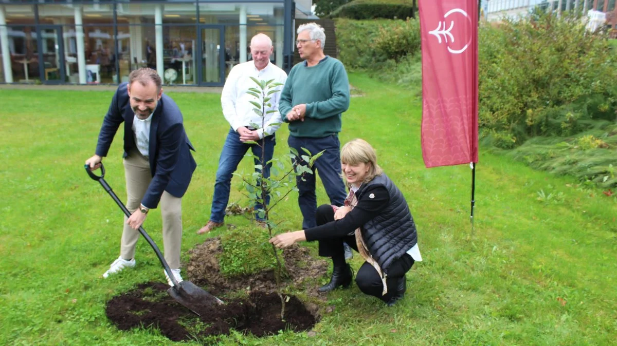 Den officielle åbning af Innovationscenter for Økologisk Landbrug blev markeret med plantningen af et økologisk æbletræ udenfor centeret, hvor borgmester Jacob Bundsgaard gravede for, mens Helle Borup Friberg sørgede for at holde træet lige. I baggrunden holdt formand i Økologisk Landsforening, Per Kølster, (th), og Hans Erik Jørgensen, der er økologisk landmand og formand for Økologisektionen i Landbrug 
