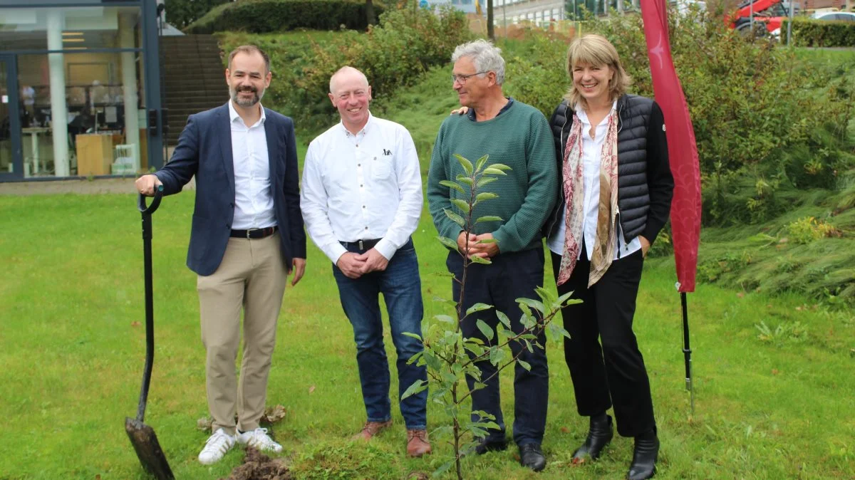 Feststemning og godt humør over den officielle åbning af Innovationscenter for Økologisk Landbrug. Fra venstre: borgmester i Aarhus, Jacob Bundsgaard, Hans Erik Jørgensen, der er økologisk landmand og formand for Økologisektionen i Landbrug 