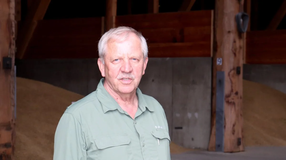 Anders (billedet) og Peder Thingstrup sælger Thingstrup-koncernen til landmandsparret Grete og Leif Johansen, Hygum.