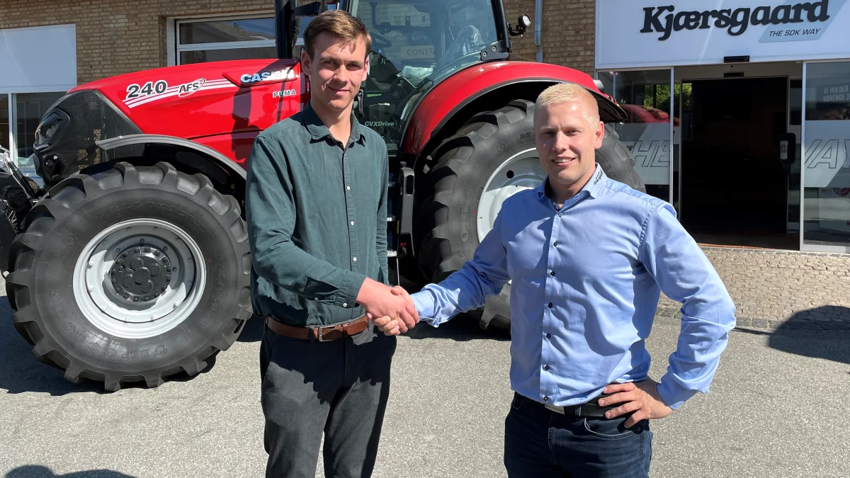 Jakob Neimann (tv.), formand for styregruppen til dette års DM i pløjning, har lavet en aftale med René Thyrresen fra S.D. Kjærsgaard om, at virksomheden i år er hovedsponsor for pløjestævnet. Foto: LandboUngdom 
