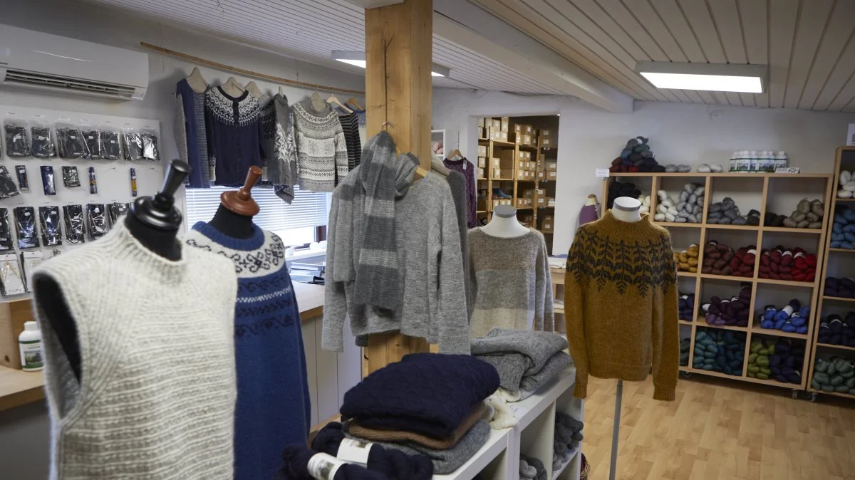 I butikken i Langå kommer både lokale og kunder langvejs fra for at forsyne sig med uldspinderiets mange garn- og uldprodukter.
      
