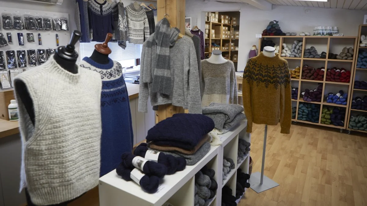 I butikken i Langå kommer både lokale og kunder langvejs fra for at forsyne sig med uldspinderiets mange garn- og uldprodukter.
      

