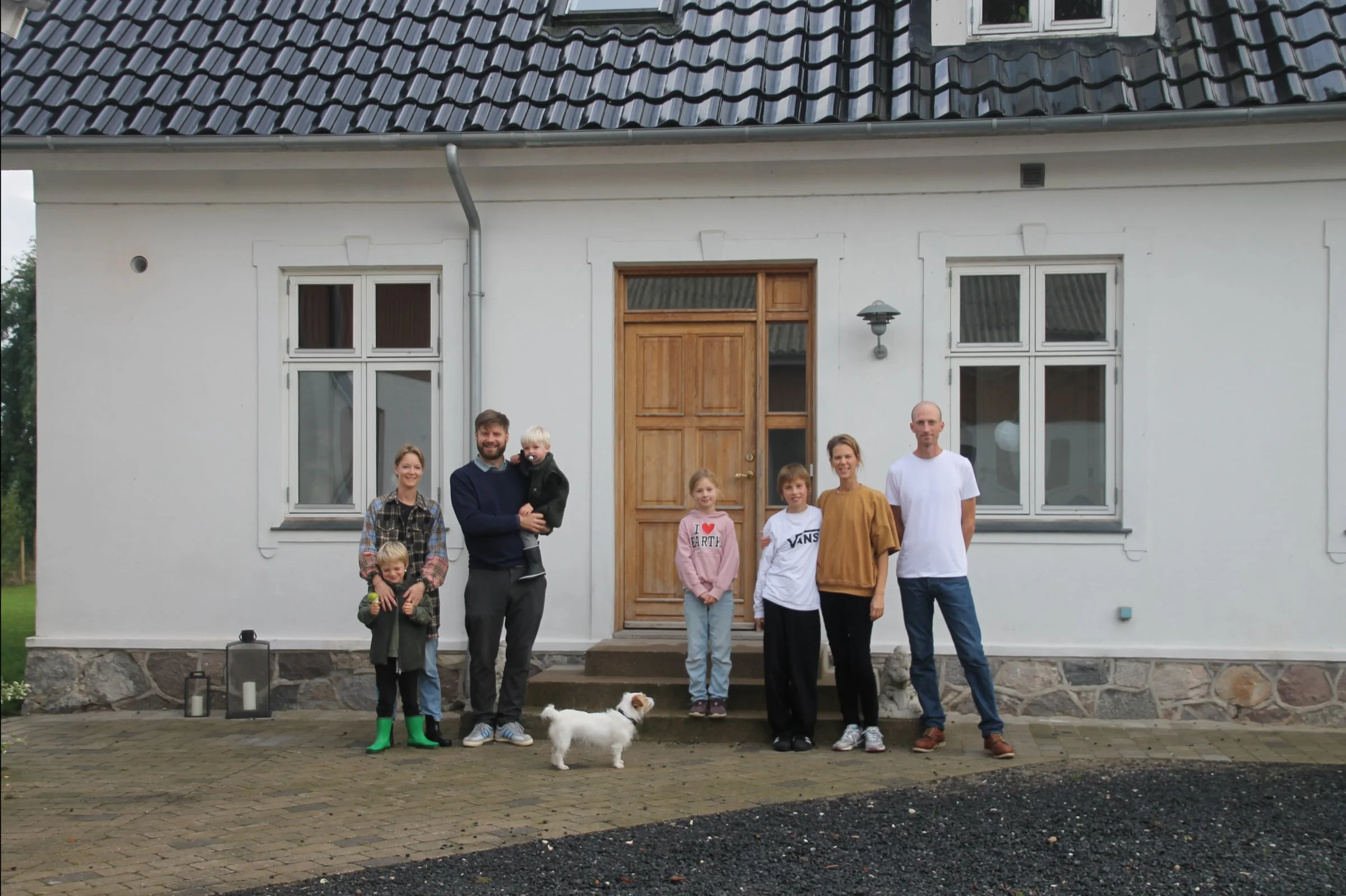 Et søskendepar har sammen med respektive familie købt denne landbrugsejendom i Rislev ved Næstved.