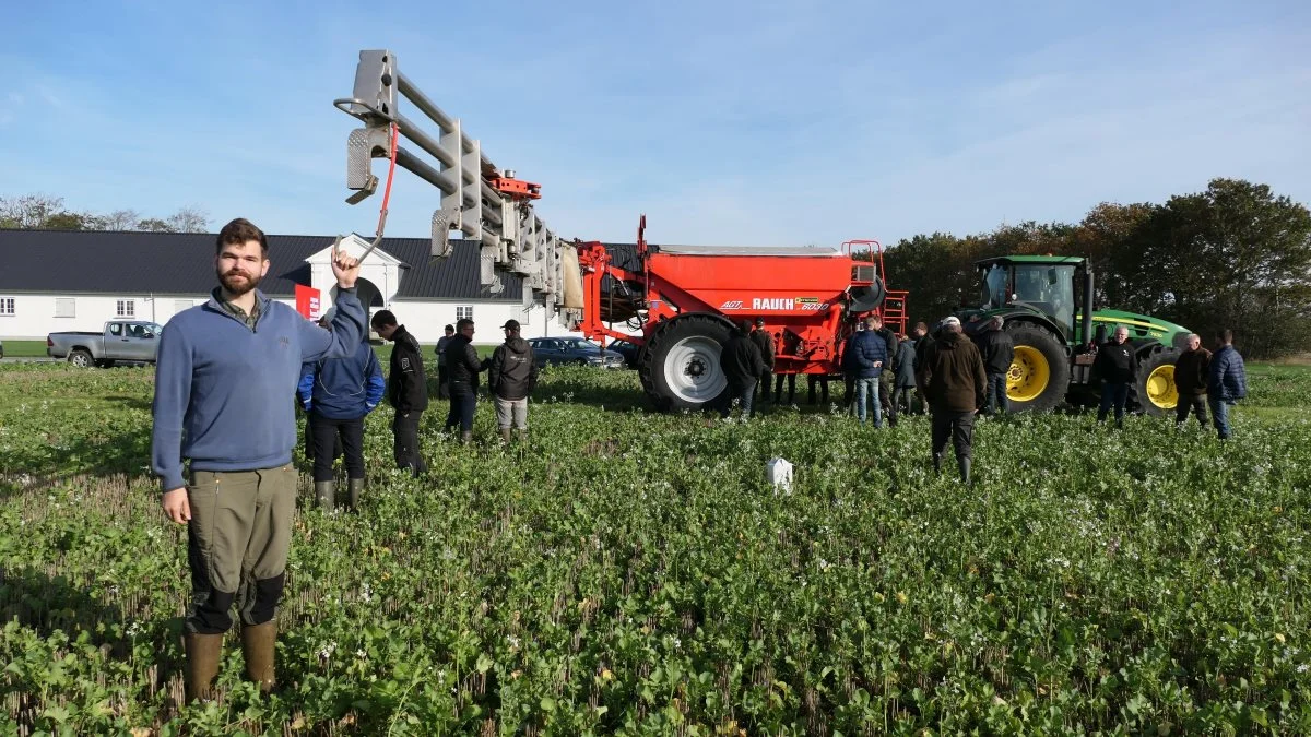 Mads Lindemann er driftsleder for det 2100 hektar store markbrug hos Klitgaard Agro. Til såning af efterafgrøder har bedriften anskaffet sig en brugt 30 meter Kuhn bomspreder fra Polen for at få tilstrækkelig kapacitet. Alle efterafgrøder sås før høst. Foto: Bøje Østerlund.