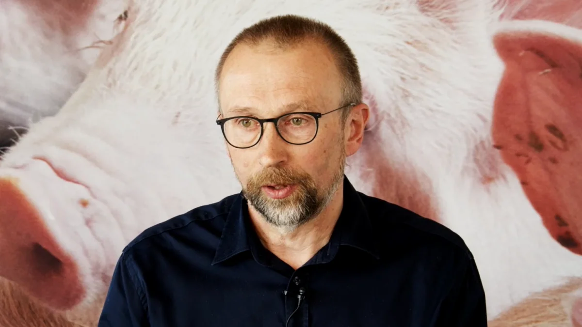 Per Tybirk forklarer, at selvom det er svært at nå til enighed om, hvad klimabelastningen reelt er på bestemte fodertyper, så er der stadig en række ting, som svineproducenter kan gøre, som vil gøre en forskel. Spørgsmålet er blot, hvor stor forskellen er. 