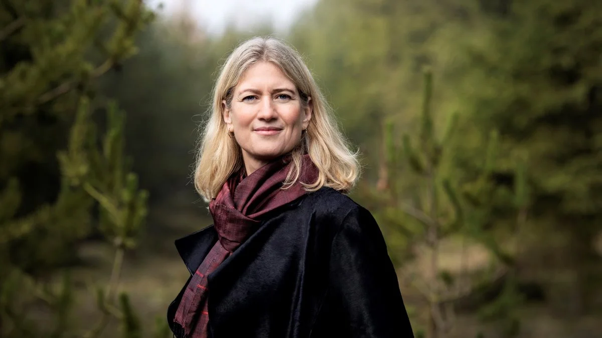 - Jeg mener, det er den forkerte, der er gået. Nogen må tage ansvaret, siger formand for Sjællandske Familielandbrug, Ole Karmsteen, til Landbrugsavisen, efter at Anne Arhnung (billedet) mandag trak sig fra posten som adm. direktør i Landbrug & Fødevarer med henvisning til uenighed om L&F-bestyrelsens håndtering af sexisme-sagen i DanBred, som organisationen ejer 51 procent af.
