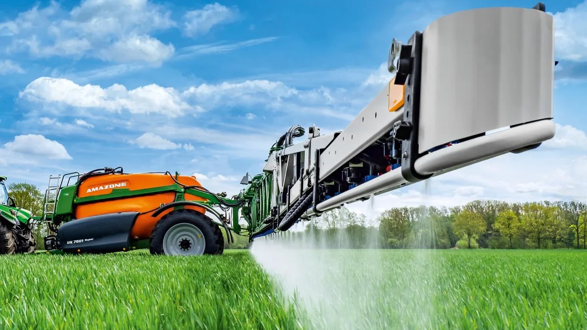 De to nye sprøjter er en Amazone UX 7601 Super med en tankkapacitet på 8.000 liter og en ny Amazone UX 8601 Super med en tankkapacitet på 9.000 liter. De har kompakte dimensioner med et ekstremt lavt tyngdepunkt for optimal stabilitet. Pressefoto