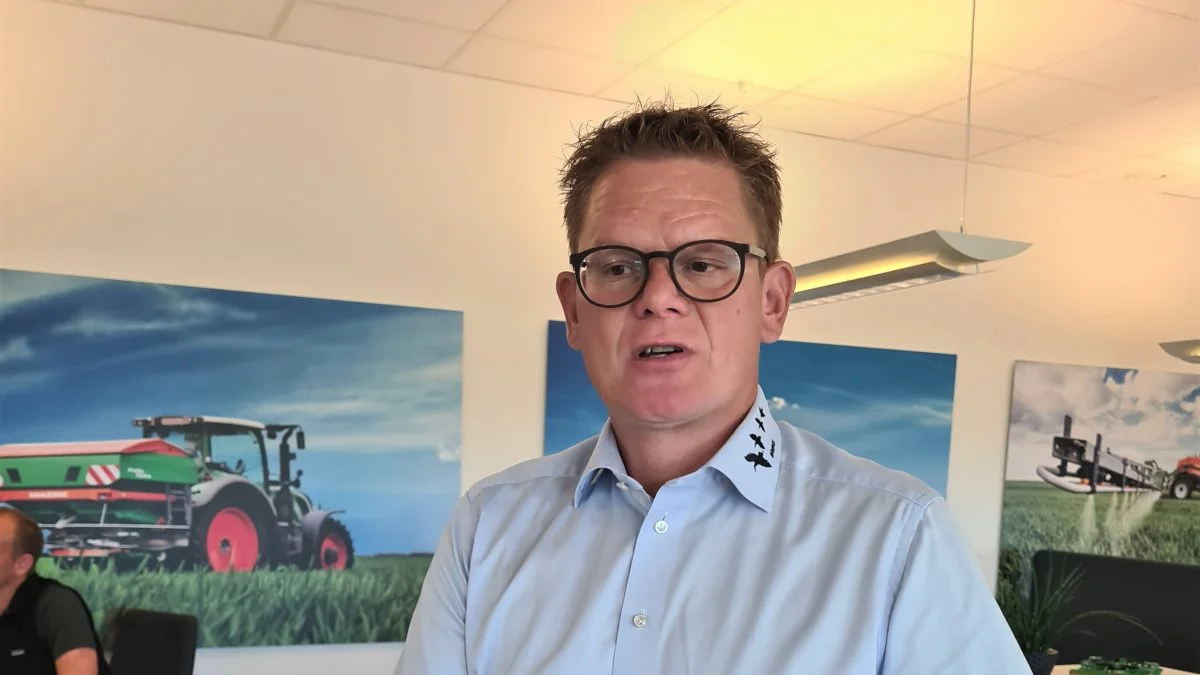 - Cobra-harverne kan leveres med en TopCut, der er en knivvalse, som nærmest persillehakker eksempelvis stubmaterialet, så det omsættes hurtigere. Harven kan bruges som stubharve og som kultivator i pløjet jord, forklarer produktspecialist Anders Clemmensen fra Brøns Maskinforretning. Arkivfoto