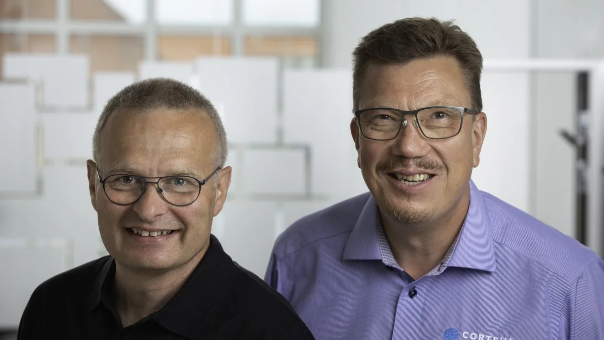 Niels Justesen (t.v.) - ny grovfoderkonsulent i Corteva Agriscience. Til højre er det Lars Jørgen Pedersen, salgschef for såsædsforretningsdelen.