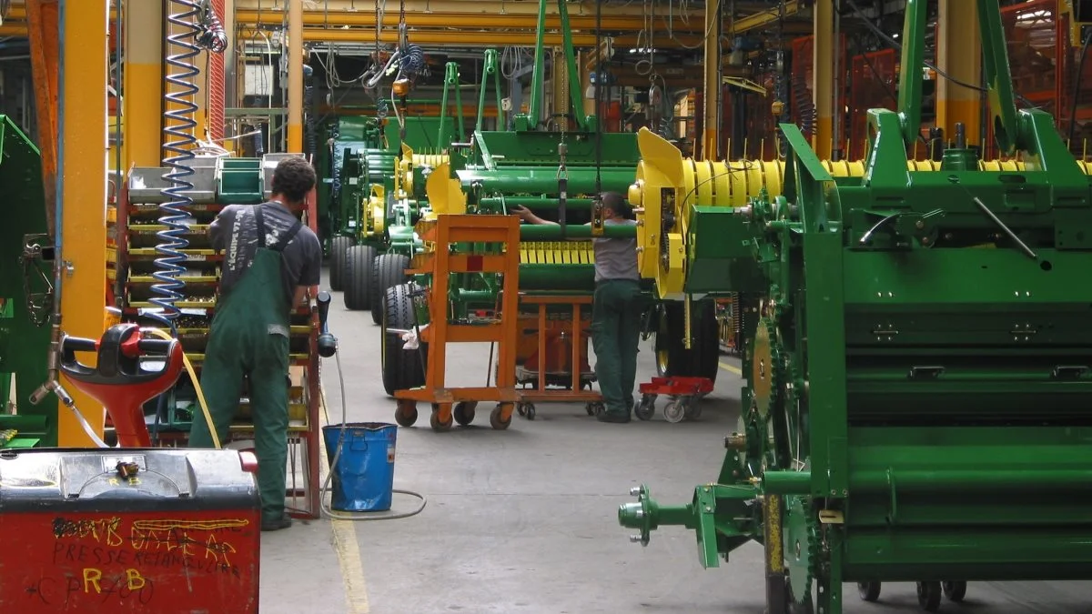 Ifølge mediet Apnews.com er mere end 10.000 John Deere-arbejdere gået i strejke efter at have afslået første forhandlingsudspil fra John Deere med lønforhøjelser på 5-6 procent. Her er det dog en europæisk John Deere-fabrik. 