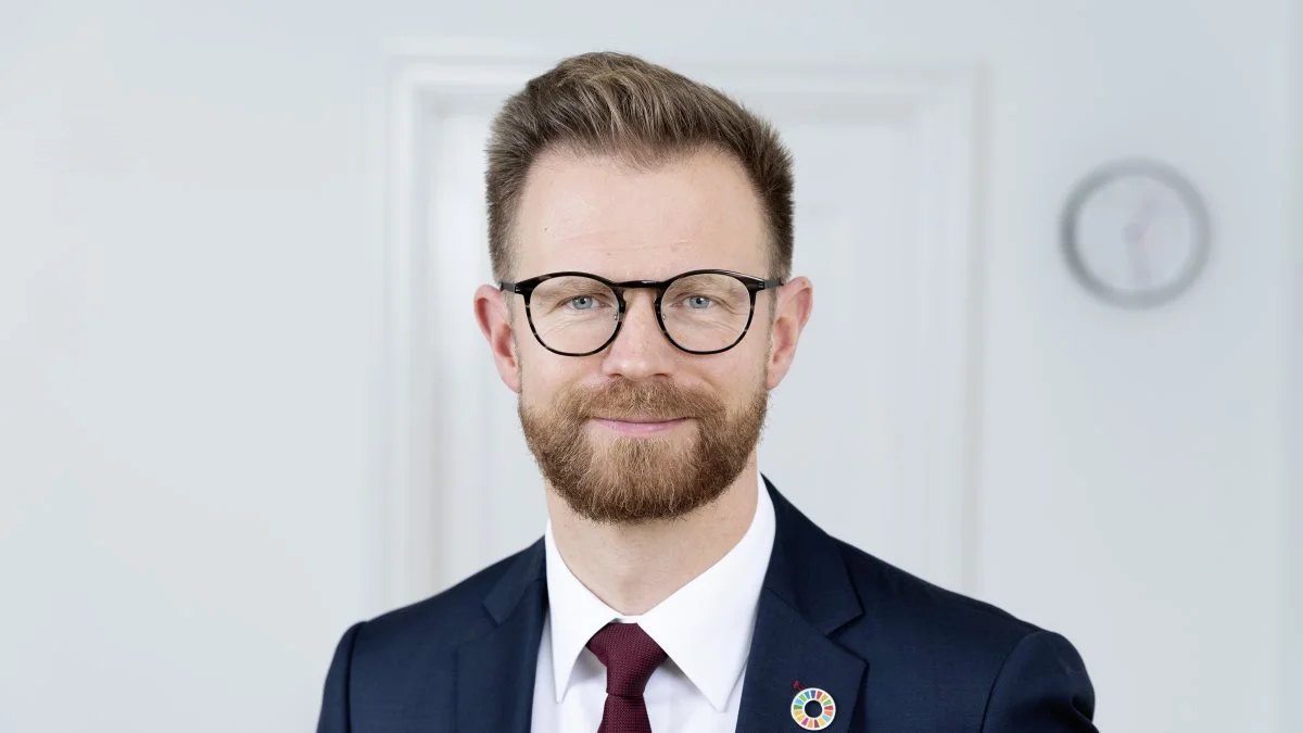 Transportminister Benny Engelbrecht (S) er enig med Klimarådet i, at regeringen skal satse på eldrevne lastbiler, men fastholder, at der skal være mulighed for at få støtte til biogasdrevne lastbiler. Foto: Claus Bech