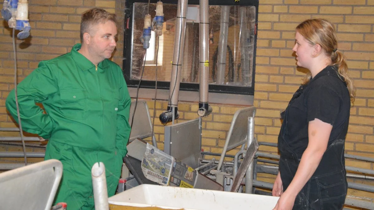 Ifølge Simon Jensen fra Biomin, der nu er en del af DSM, er der mange faktorer der spiller ind på den udvikling i mykotoksiner der ses ude i marken. Her ses han i snak med elev Line Andreasen.