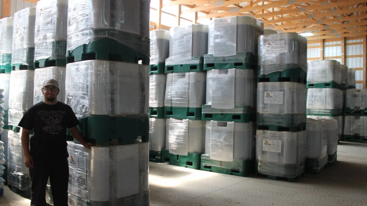- Alle dunke skal have dansk etikette – det gælder også 1.000 liters-palletanke, understreger Rikke Bjørn Heinfelt, VKST. De færreste i Danmark har nok et kemilager med palletanke som på dette billede fra en canadisk farm, hvor restlageret af glyphosat ikke nåede at blive brugt. Foto: Jørgen P. Jensen
