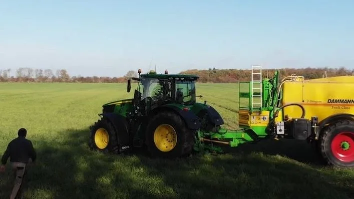 Stort set alle planteværnsfirmaer herhjemme har tilsluttet sig brugen af easyconnect-påfyldningen, som her er i afprøvning i praksis hos en landmand. Foto: Syngenta
