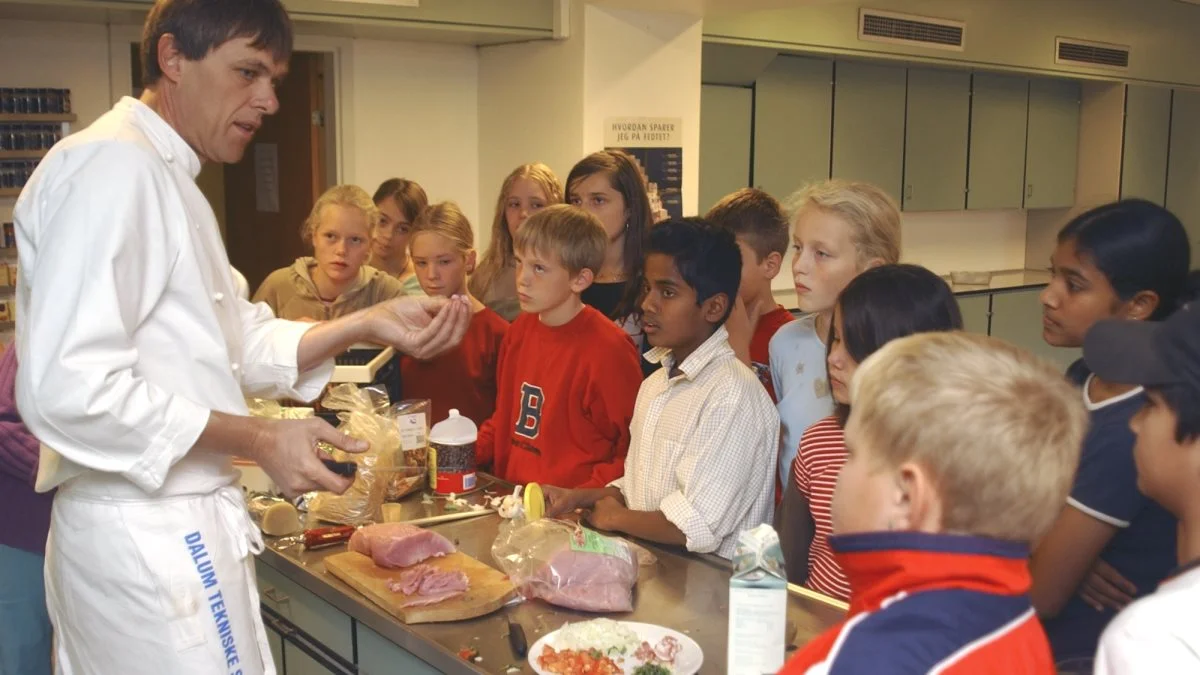 Brug kræfter og midler på skolekøkkener, spændende madkurser og oplysningskampagner om brugen af sunde, danske råvarer fremfor tvang, lyder en opfordring fra formanden for Danske Svineproducenter, Jeppe Bloch NIelsen. Arkivfoto 