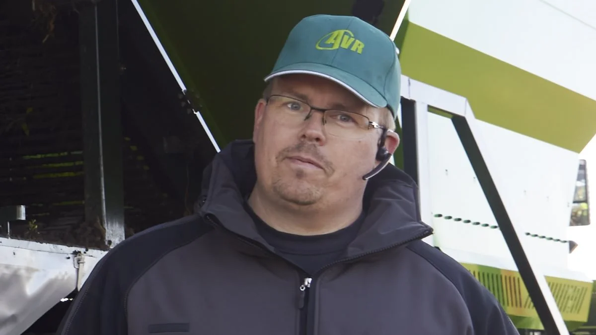 Der blev kigget på rensning, da to AVR-optagere viste, hvad de kunne. Claus Holm, produktspecialist i kartoffeludstyr og ansvarlig for Weko Agro Machinerys, fortalte om de to kartoffeloptagere. 