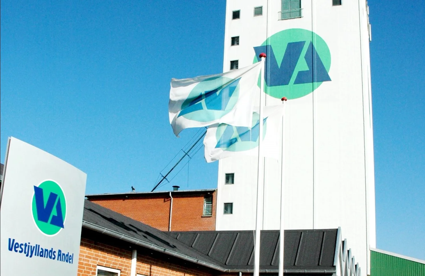 - Jeg synes, at vi har lige så godt styr på råvarerne, altså protein og mineraler, ved at købe dem ét sted, nemlig hos Vestjyllands Andel. Vi oplever firmaet som en konstruktiv samarbejdspartner og medspiller i det daglige, fortæller Troels Lundby. Arkivfoto.