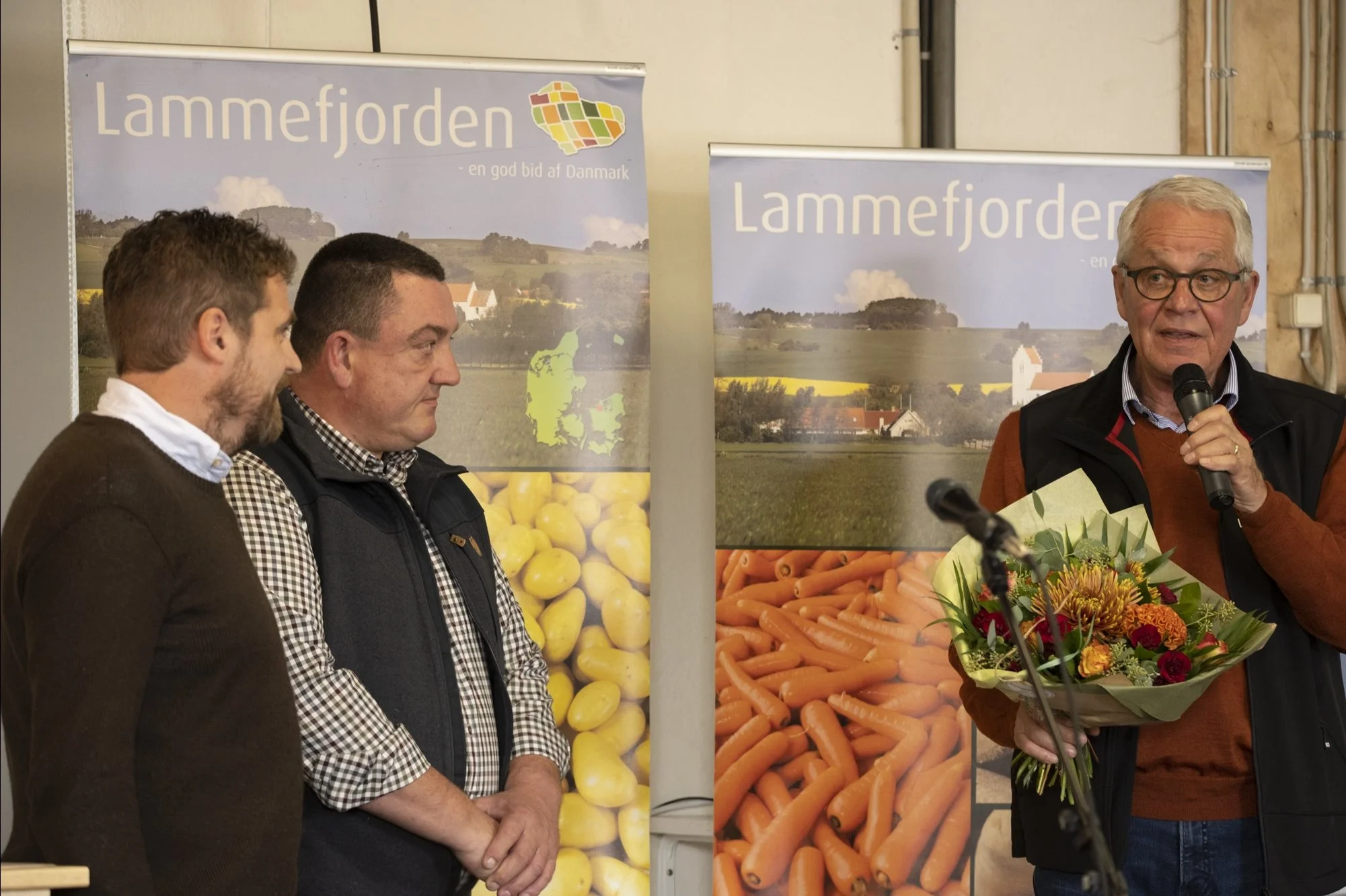 Hans Møller Olsen, formand for Lammefjordens Grøntsagslaug, lykønsker de to Grand Cru-vindere, Christian Heslet Jørgensen (til venstre) og Kristian Juel Jensen. Foto: Anders Beier