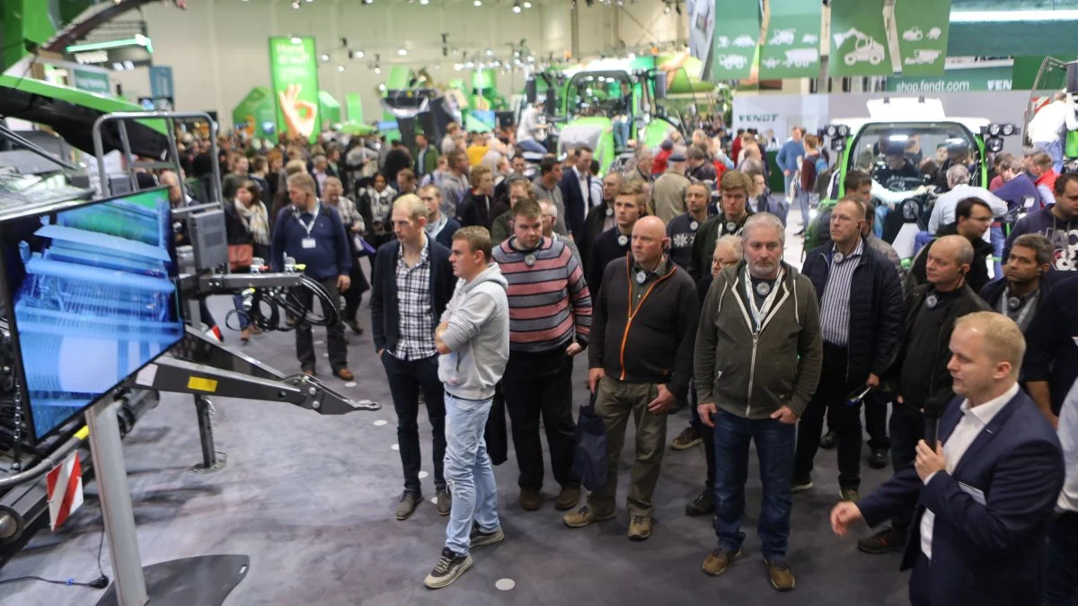 Effektivt Landbrug arrangerer busture som vanligt til Agritechnica-messen, som på grund af coronaen er rykket fra november frem til den 27. februar til 5. marts næste år. I 2019 havde dagbladet i samarbejde med maskinforretninger, her Heden Maskinforretning på besøg på Fendt-standen, ialt 2.500 danskere med på tur til Hannover. Fotos: Erik Hansen 
