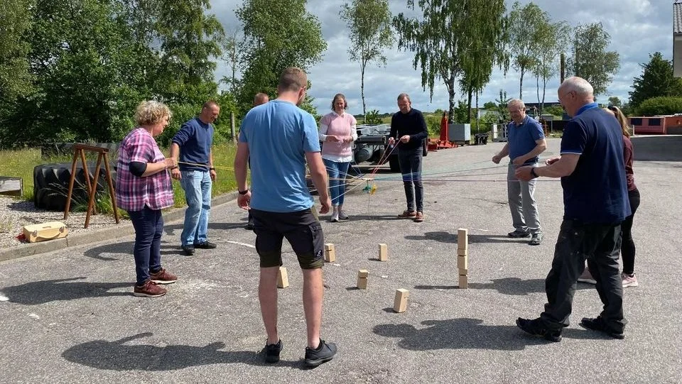 Agri Nord sætter for anden gang fokus på sundhed og mental trivsel hos såvel landmanden selv som hos de ansatte. Her ses første hold, der var på kursus i foråret i gang med team building. Foto: Agri Nord