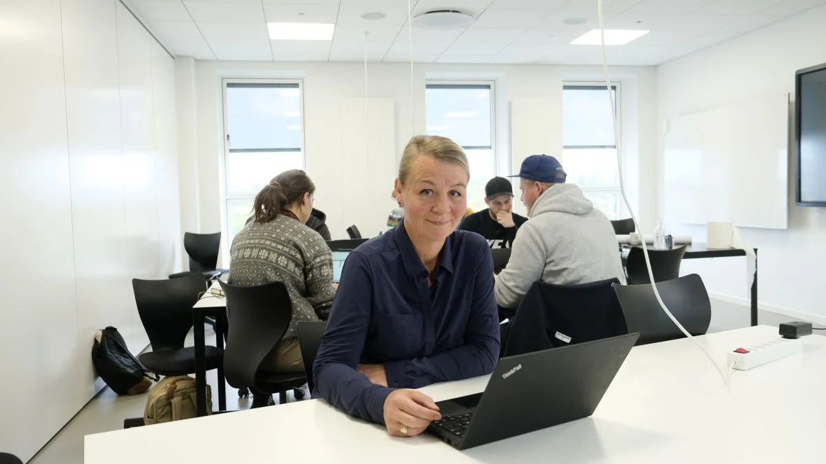 Vibeke Stoustrup var indtil for nylig direktør i Rebild Kommune, men sagde sit job op for at læse til jordbrugsteknolog. Nu drømmer den erfarne leder om at arbejde med naturfremme eller naturgenopretning. Foto: Maria Evald